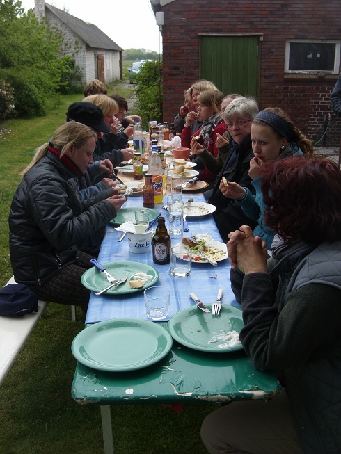 Stärkung mit Grillfleisch Salat und Brot