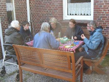 Essen und Trinken bei Susanne vor dem Haus