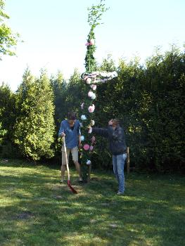 Unser Maibaum vor dem Haus