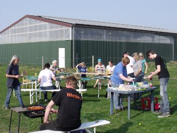 Stärkung mit Fleisch vom Grill und Salatbuffet