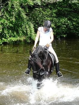 Gesa und Noortje beim Ritt durch das kühlende Wasser