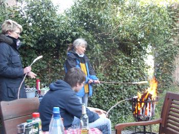 Stockbrot backen über dem Lagerfeuer