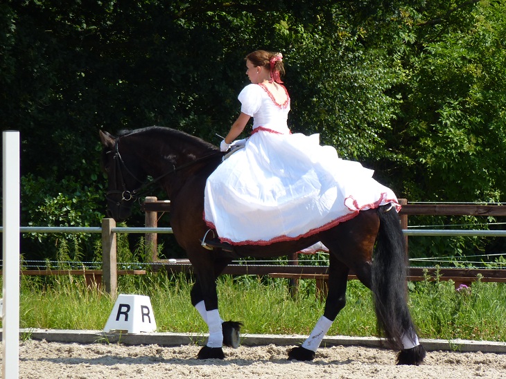 Gesa im weißen Kleid auf Noortje im Sonnenschein