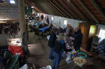 Plaudern bei Essen und Trinken im Stall
