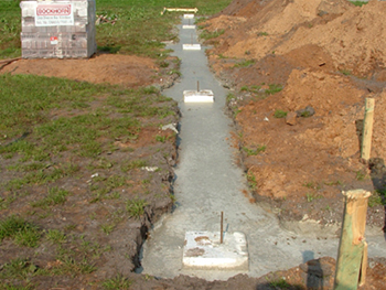 Gitter und Zement sind im Fundament