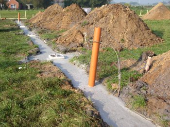 Zementfundament mit Drainagerohr