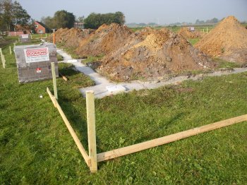 Hallenecke mit bereitgestellten Steinen und Holzgestell