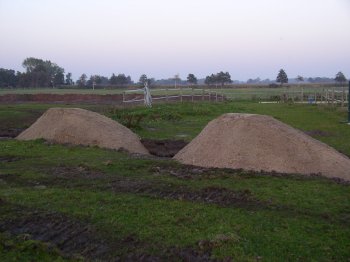 Zwei große Sandhaufen für den Hallenboden