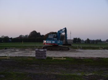 Bagger verteilt den Sand