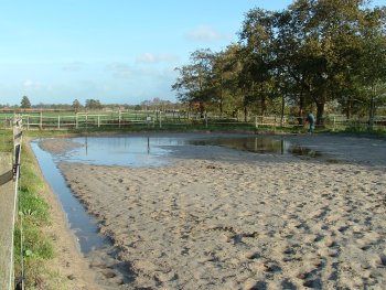 Der Außensandplatz steht unter Wasser