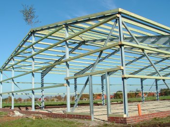 An der Halle fehlen nur die Wandteile