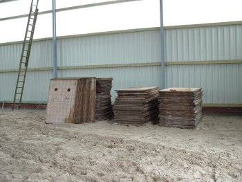 Die Teile für die Bande warten auf den Aufbau