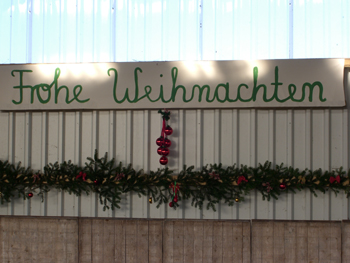 Weihnachtlich geschmückte Hallenwand
