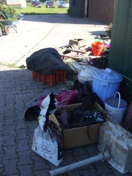 Schrottsammlung auf dem Vorplatz vor dem Stall